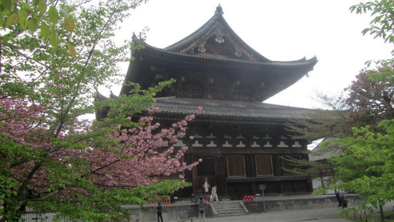 Le kondo, bâtiment principal du temple, et, blanc et rouge, le kodo, bâtiment de lecture.