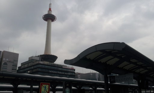 Et pour finir Kyoto Tower face à la gare.