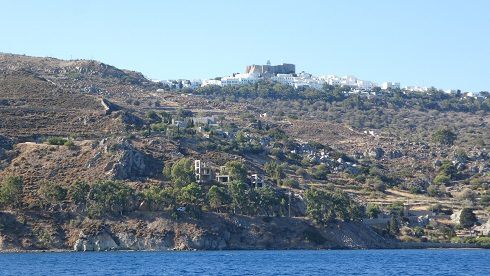 photos Patmos Hora vu de l'est baie Stavros ( le voilier c'est nous ) le monastére une rue interieur du monastère ( 3 ) encore le monastère