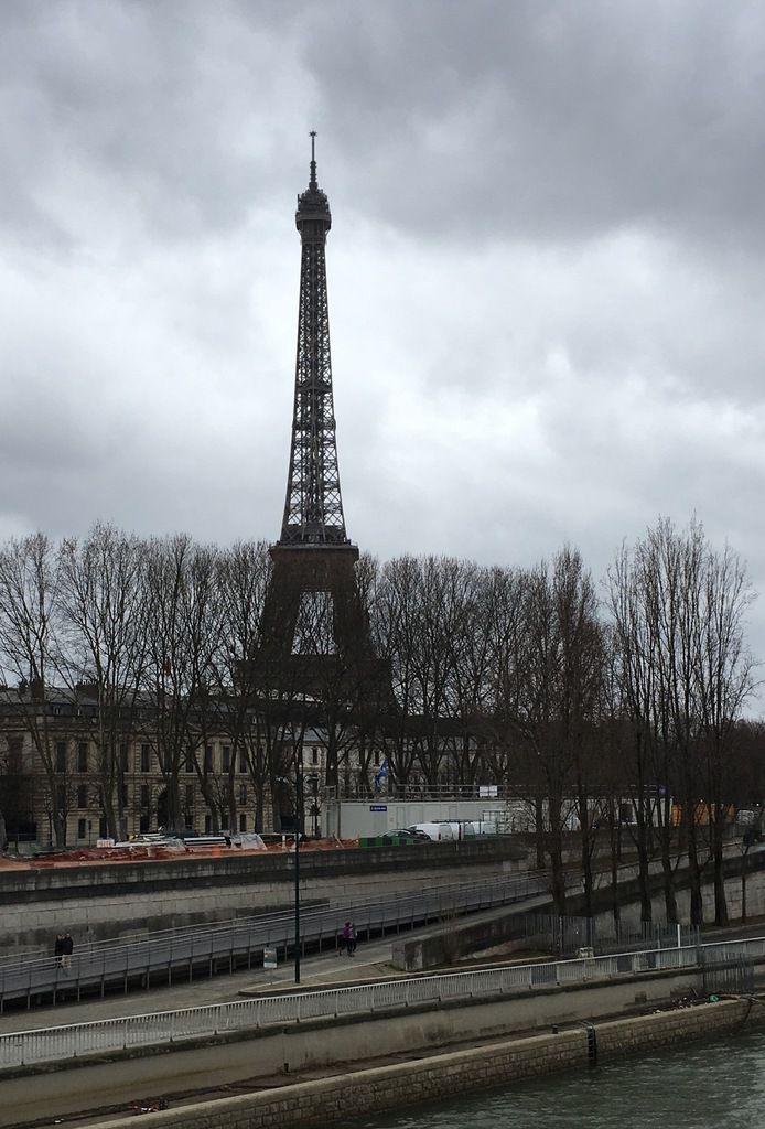 Passage par les mythiques monuments parisiens dans la grisaille de mars 
