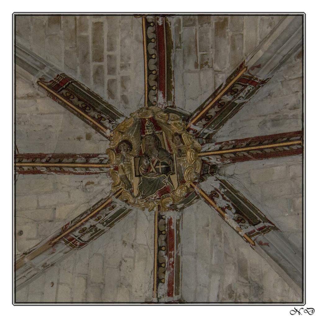 A l'intérieur de l'église, une fois passé le porche d'entrée et sa belle représentation de Saint Martin à cheval, nous accédons à la nef, bordée de piliers ronds blancs aux chapiteaux sculptés, de belles voutes et clefs de voutes du XVIème siècle ornent le plafond, de style gothique Angevin, les vitraux sont attribués aux ateliers Ludois Fialeix et datent du dernier quart du XIXème siècle, et de belles représentations en terre cuite, spécialité Sarthoise.