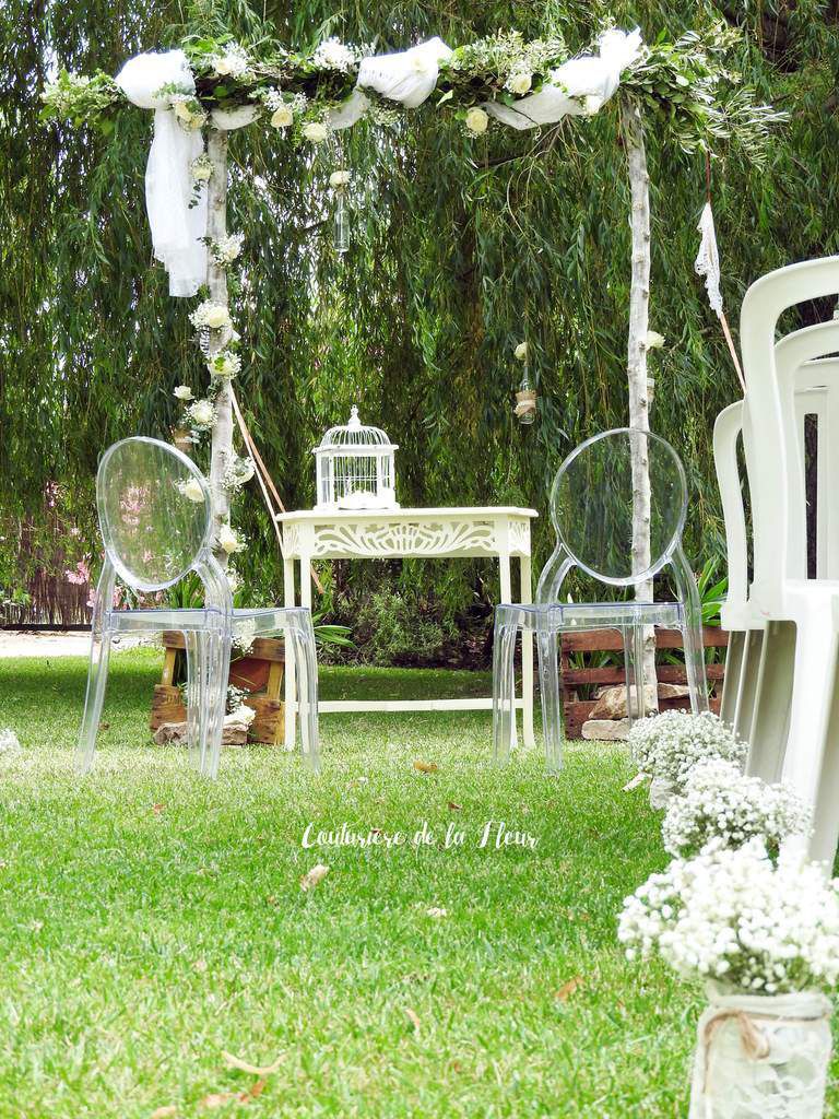 Arche de Mariage en Gypsophile et Bois Flotté sur la Plage