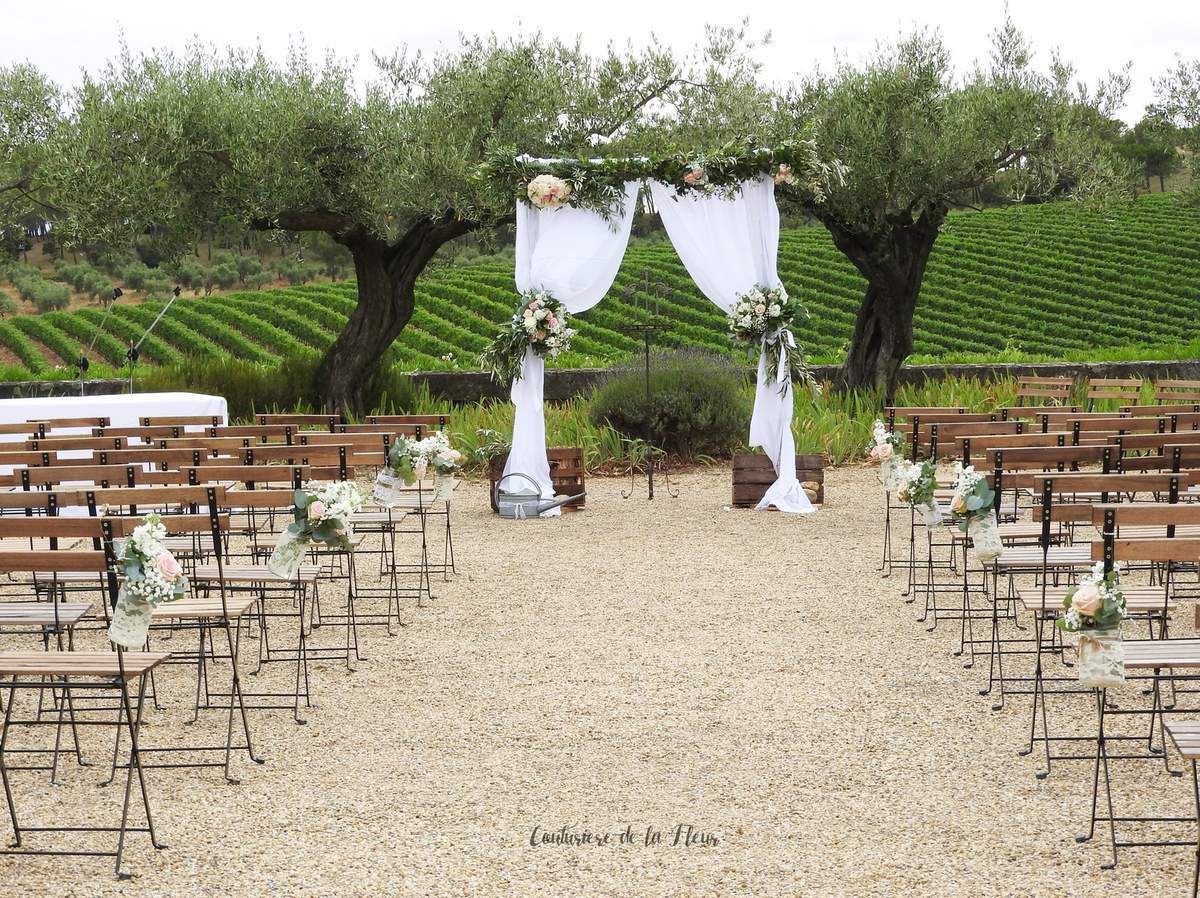 Arche de Mariage en Gypsophile et Bois Flotté sur la Plage