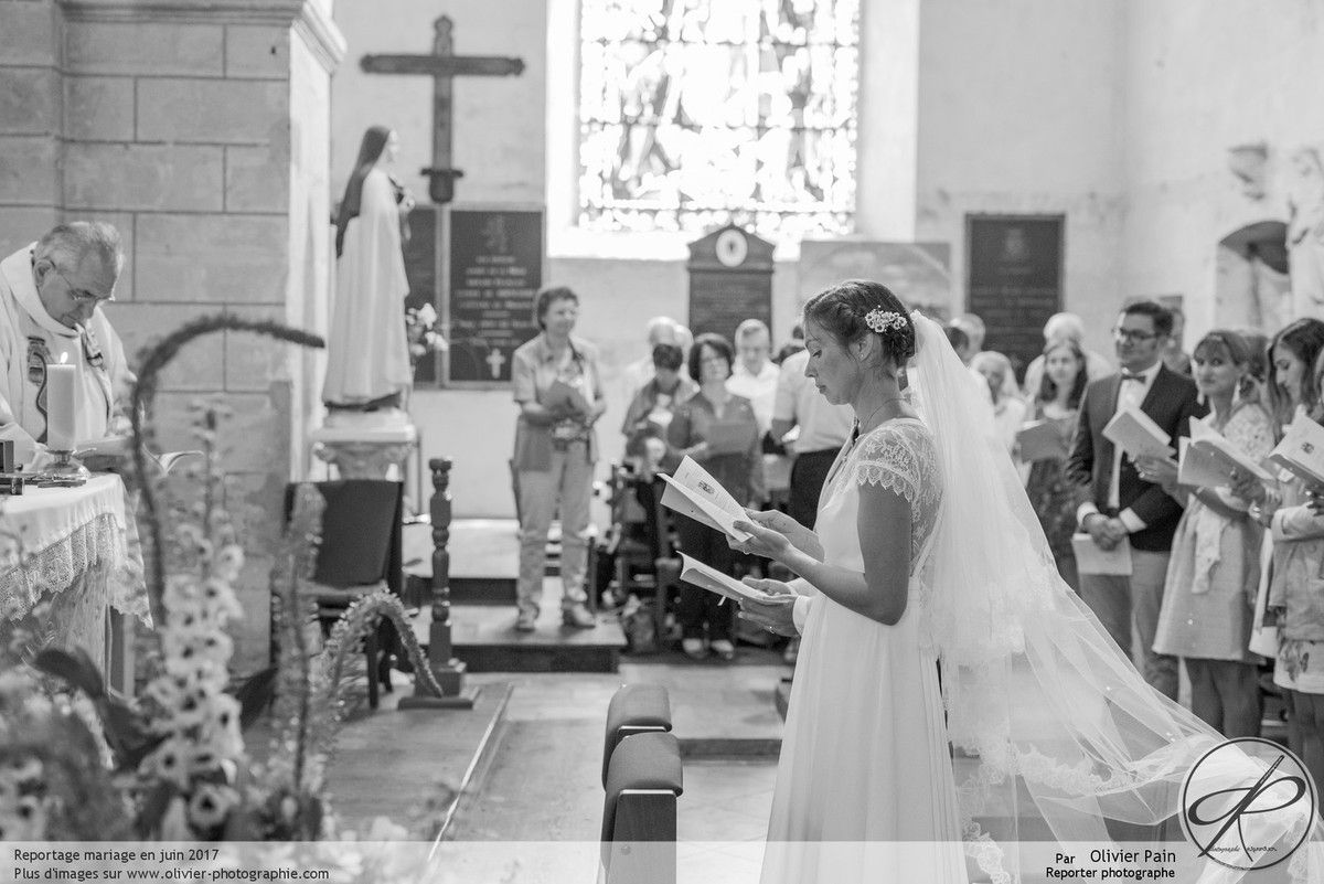 Reportage durant la cérémonie à l'église lors d'un mariage