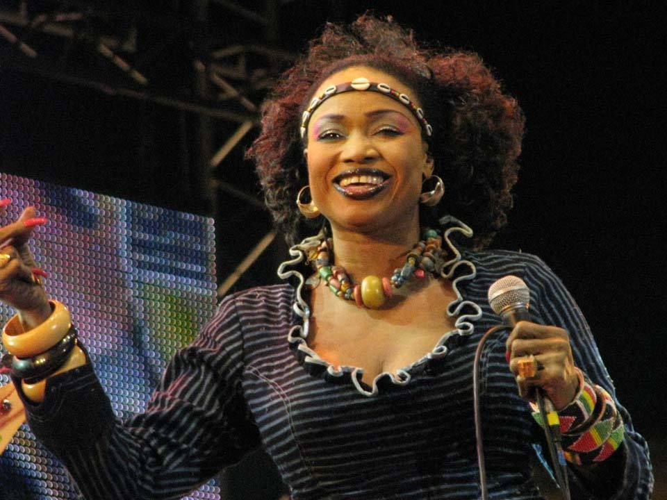 Video Xxx De Oumou Sangare Artiste Malienne - Oumou Sangare; Biographie, Discographie, Music, Photos, VidÃ©os ...