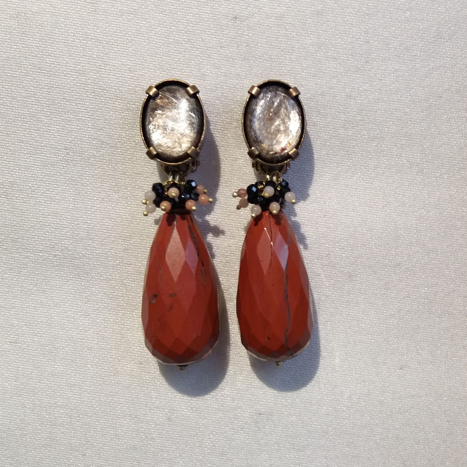 Boucles d'oreilles clip. Bijoux de créateur. Paris.