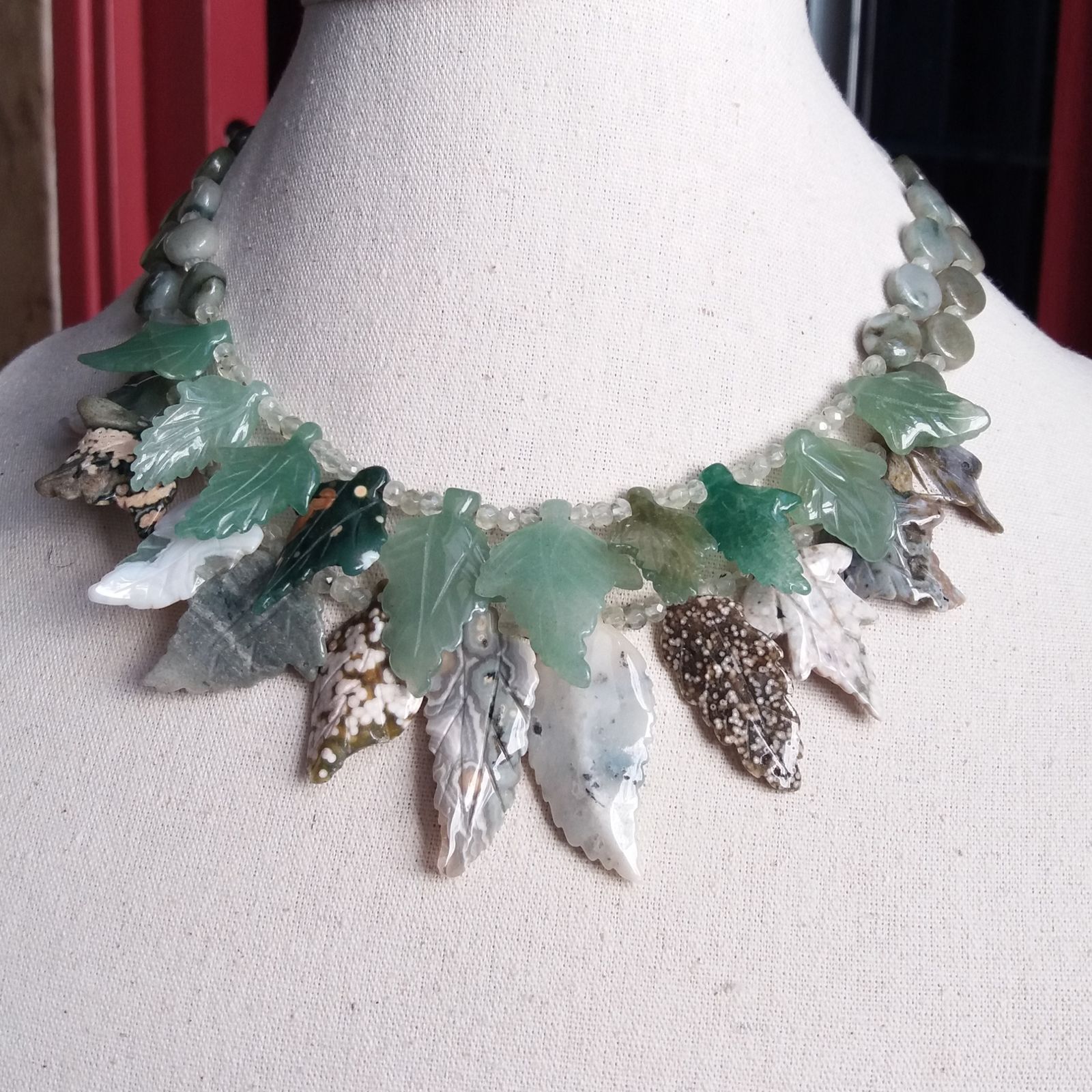Collier en pierres naturelles. Bijou de créateur. Paris.