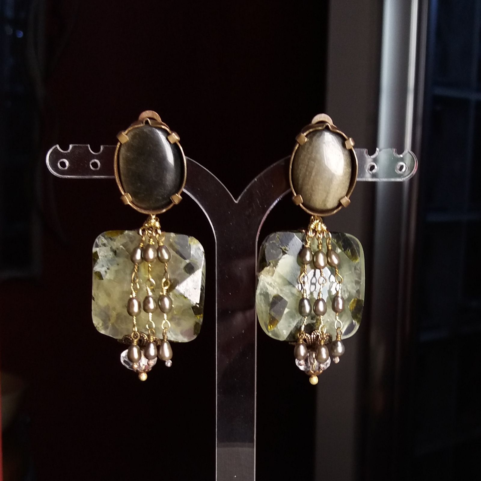 Boucles d'oreilles clips. Bijoux de créateur. Paris.
