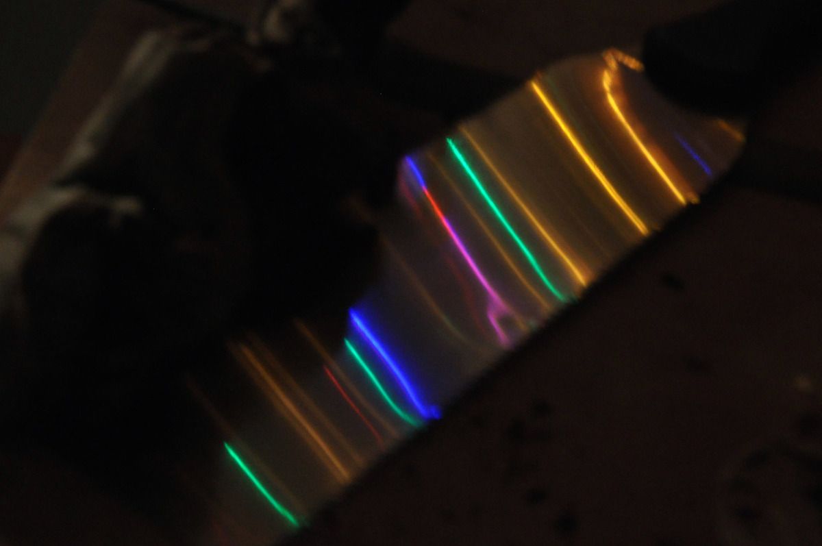 Les reflets des couleurs de l'entre-fêtes sur la scie.