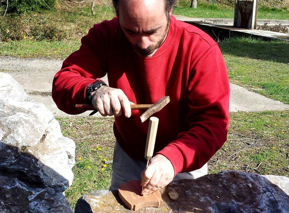 Avec la gouge et le marteau.