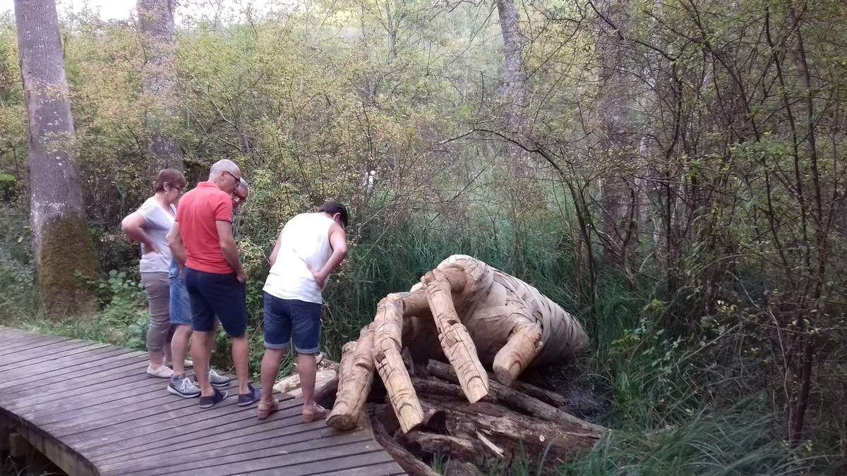 Promenade artistique de Molineuf 2018, la main géante de Pédro Marzorati aux Rinceaux