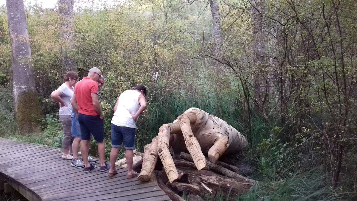 Promenade artistique de Molineuf 2018, la main géante de Pédro Marzorati aux Rinceaux 