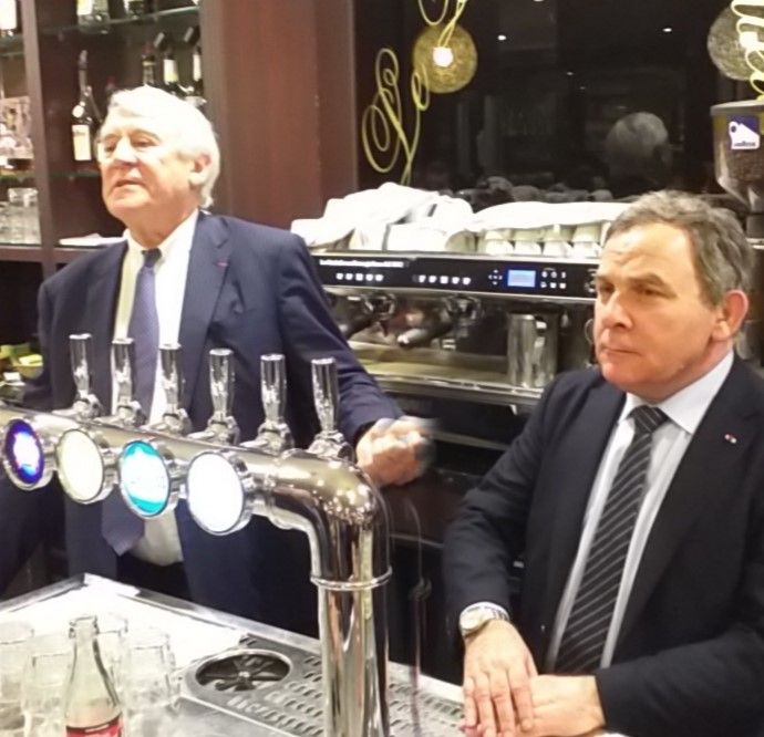 Muncipale à Paris dans le 16e, Claude Goasguen laisse la place à Francis Szpiner. Claude Goasguen et Francis Szpiner au Bouqtet d'Auteuil. Francis Szpiner, tête de liste des Républicains dans le 16e, municipales 2020