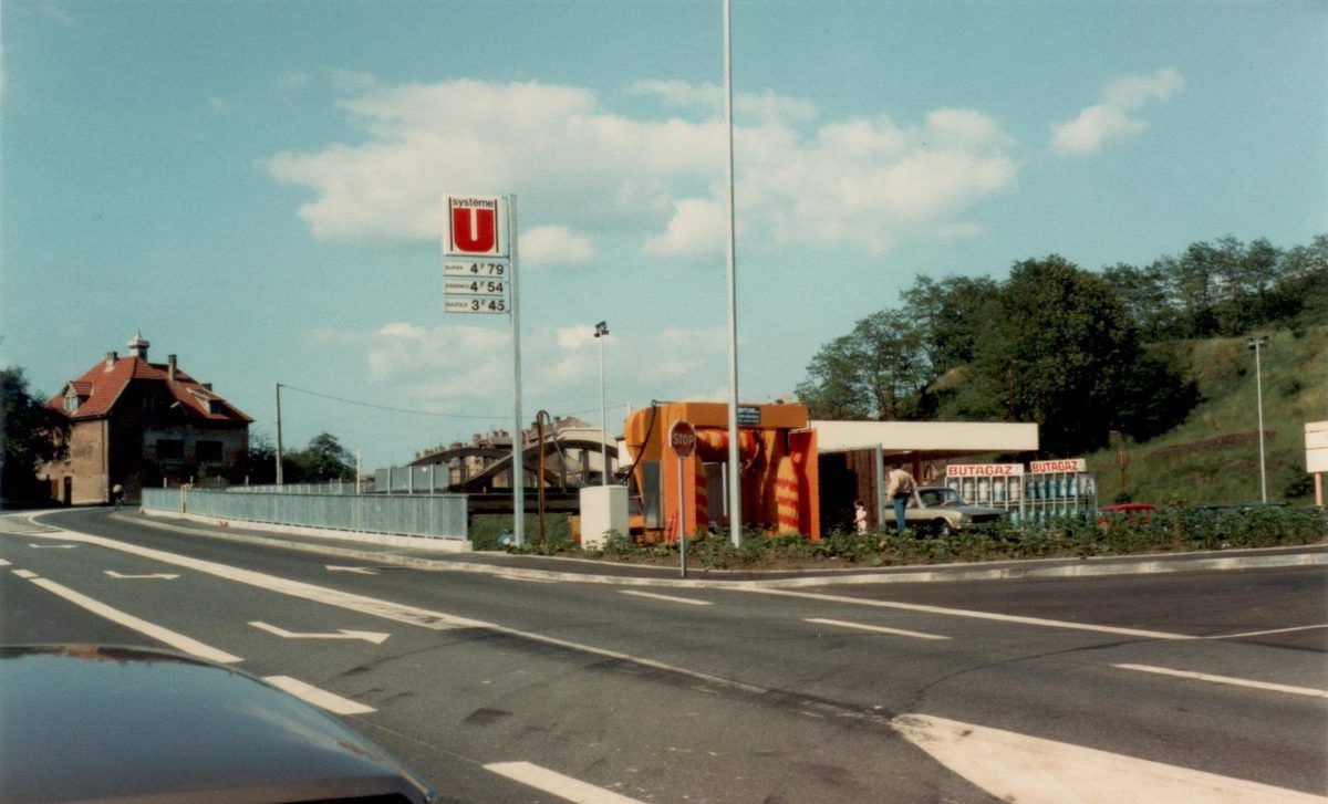 Avec sa station en entrant sur le site à gauche...