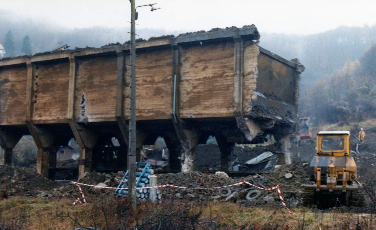 La destruction des accumulateurs à minerai (ou silos) de la mine la Paix en 1987 à Algrange