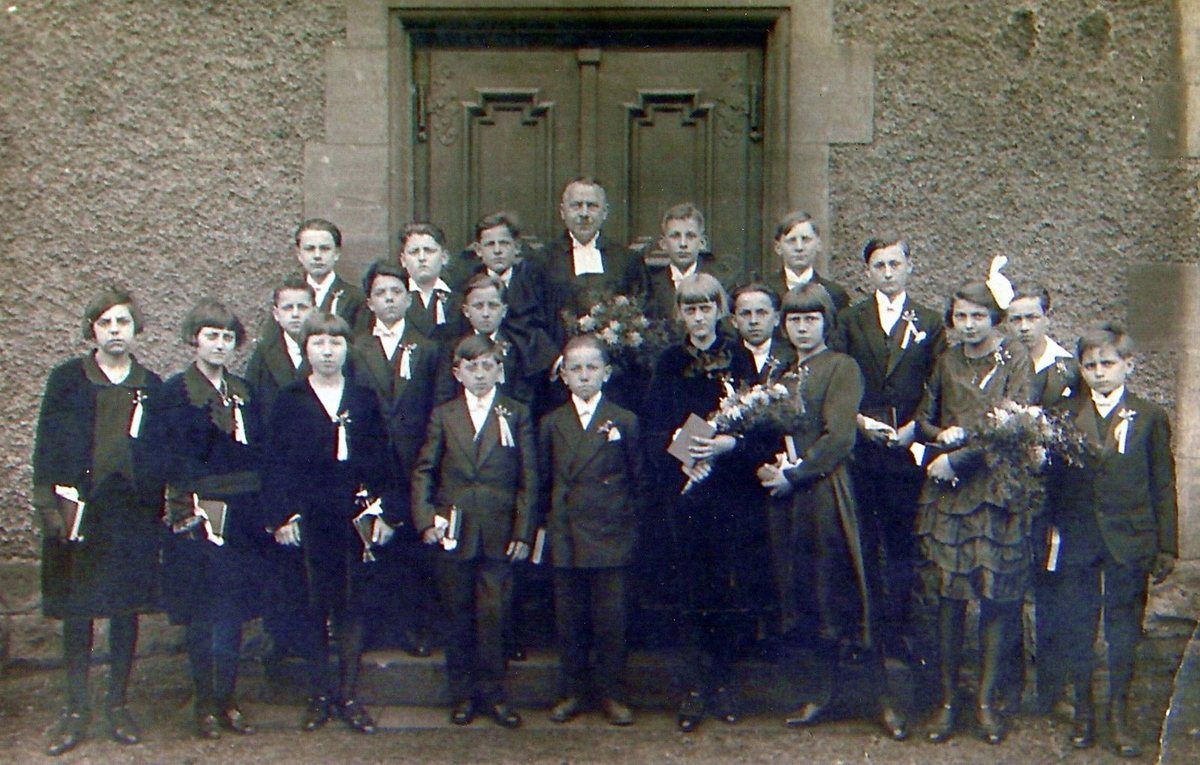 Photo du groupe de confirmants en 1929 avec le Pasteur Théodor WOHLHÜTER
