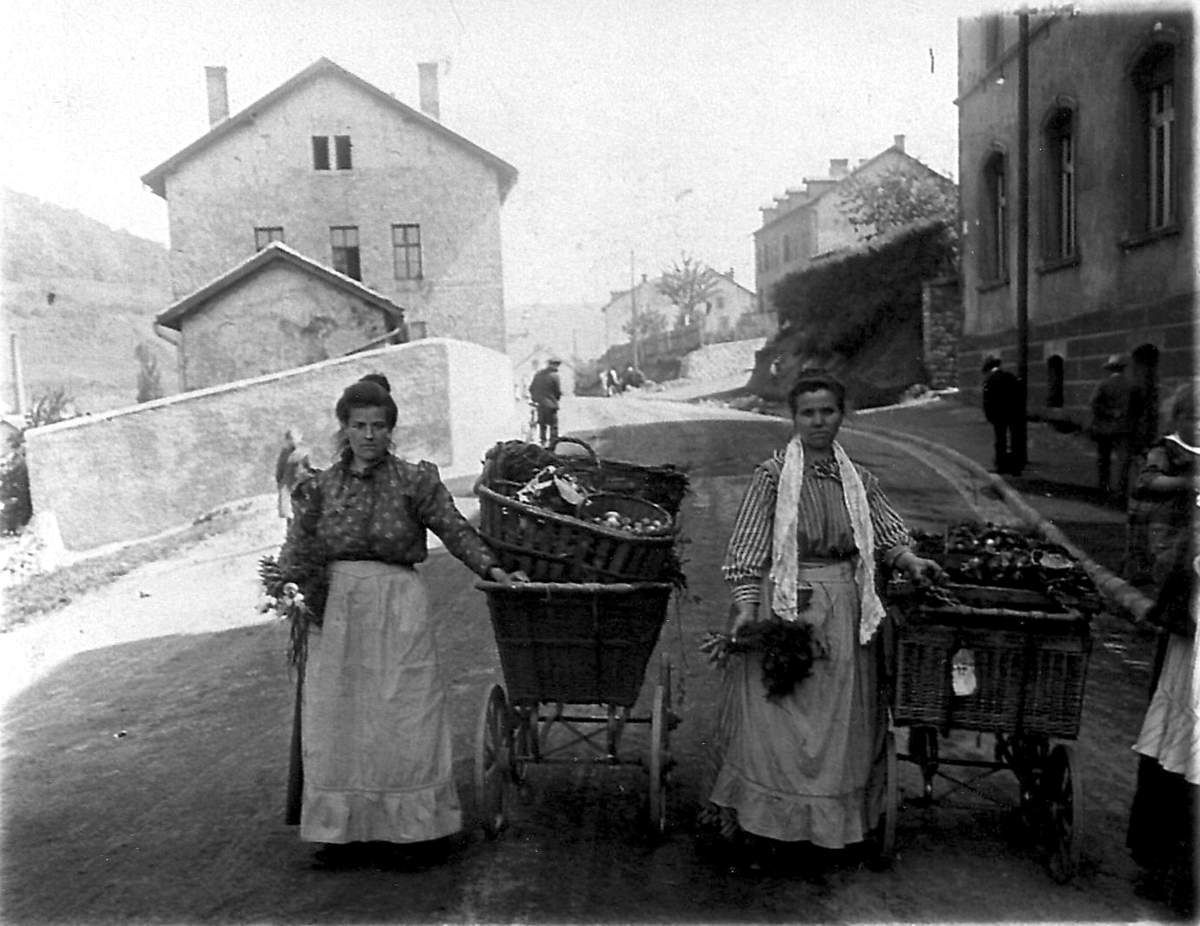 Paysannes descendant vers le marché en 1910, à droite le café restaurant qui deviendra la chapelle Saint Antoine....