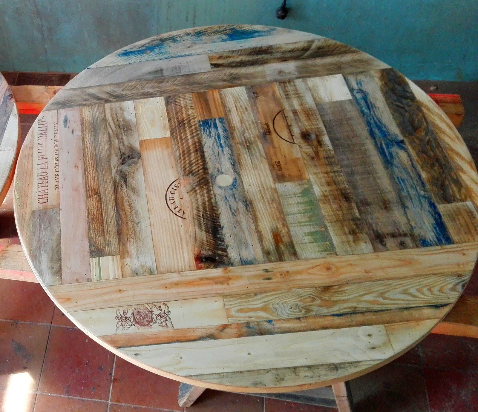 Plateaux de tables en bois recyclé visibles à l'atelier et aux quatre coins de la France