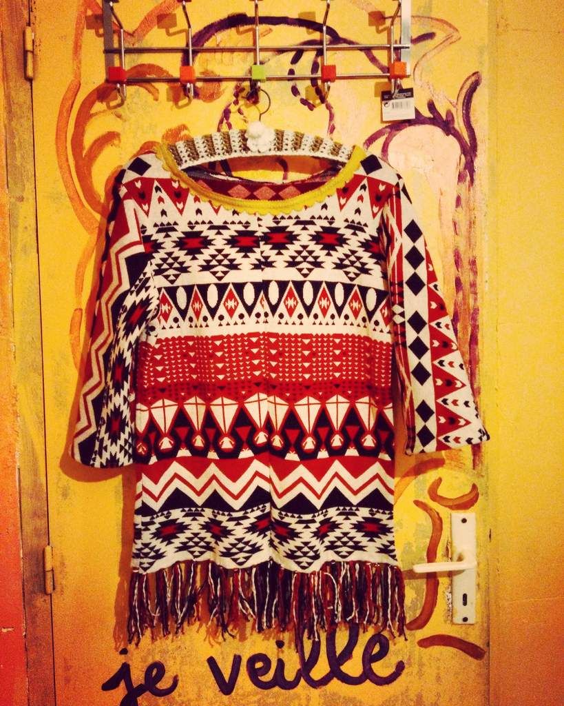 Et voilà! J'ai gardé les franges, cela fait un oulet en moins hein, et j'ai cousu un galon à l'encolure. Encore un petit pull à zéro euro!