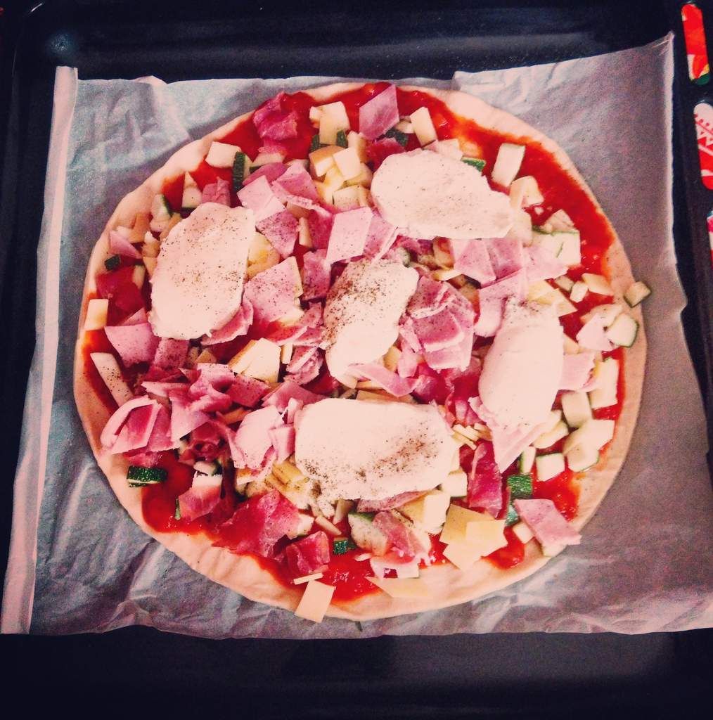 Pizza richeuse formages (des tonnes), courgette et jambon.