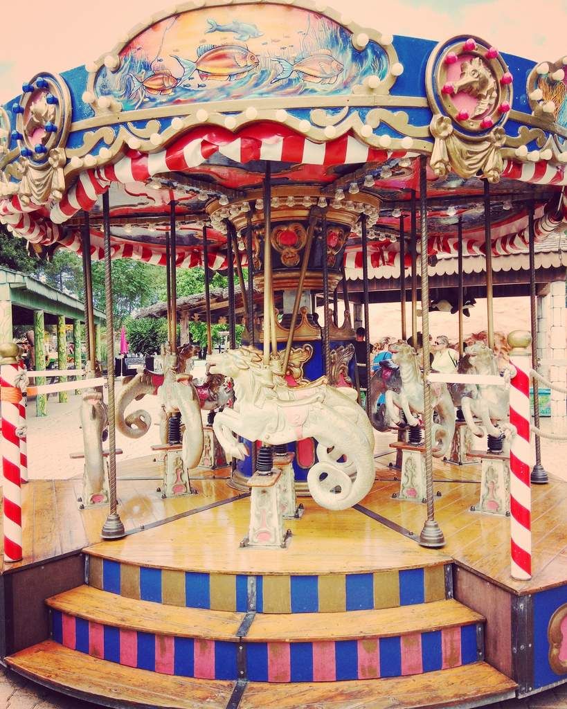 Cartes postales de vacances, couture effrenée, laine chaude sous canicule et petites bouffes simples et vraies