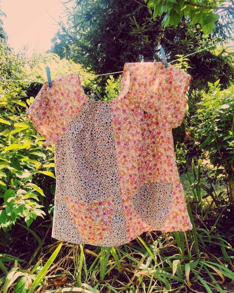 Une petite blousette à manches courtes pour arrêter de suer comme une perdue... Sur le même modèle que les autres tuniques mais avec beaucoup de bidouillages.