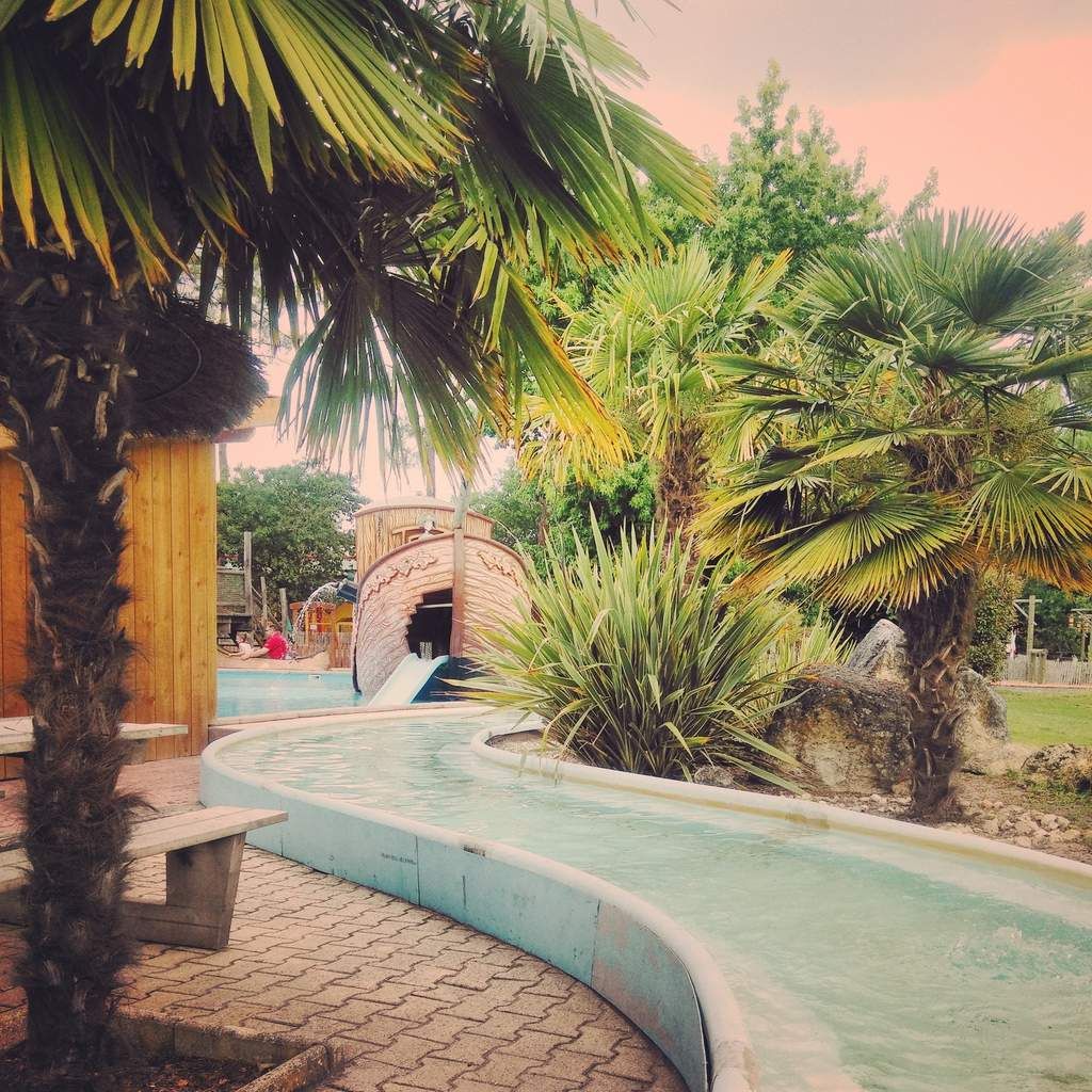 Cartes postales de vacances, couture effrenée, laine chaude sous canicule et petites bouffes simples et vraies