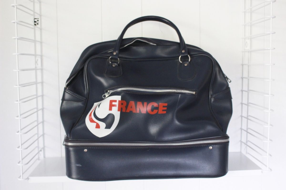 Sac de sport ou de voyage en simili cuir bleu marine France Années 70 -  Vintage - Vintage Family