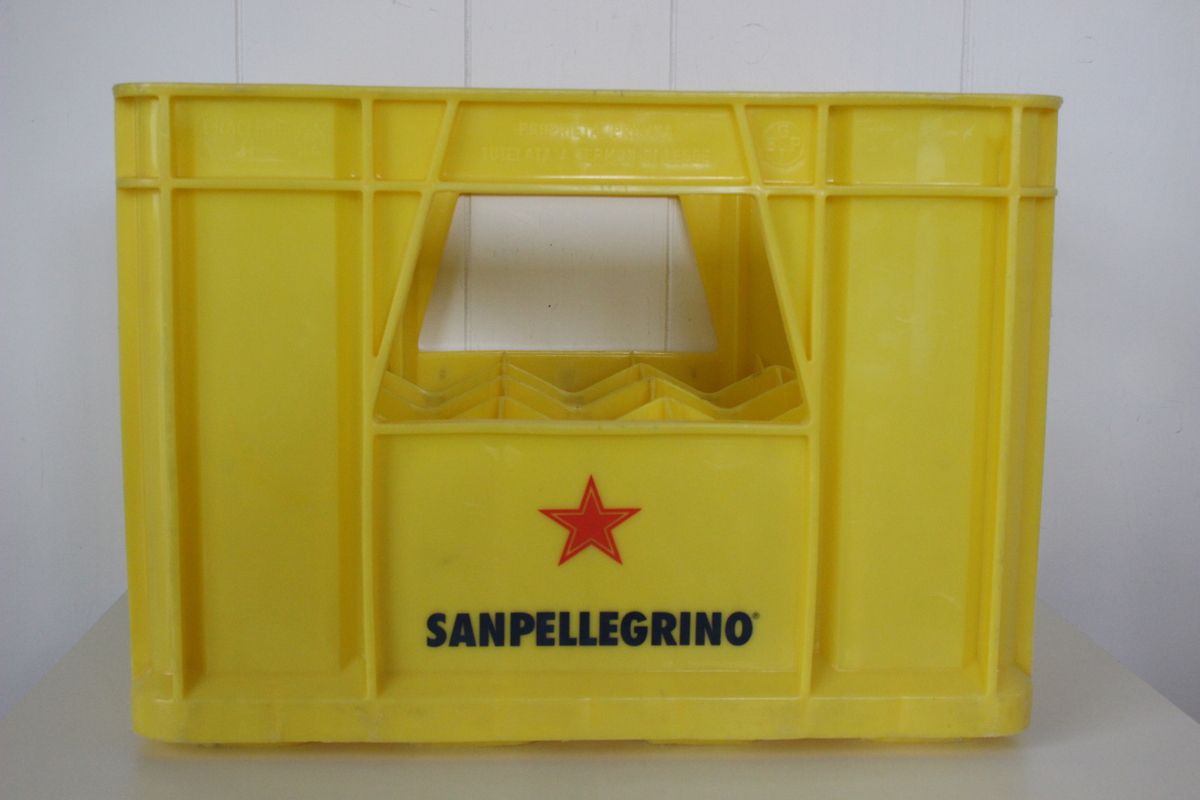 Caisse jaune à bouteilles Sanpellegrino 