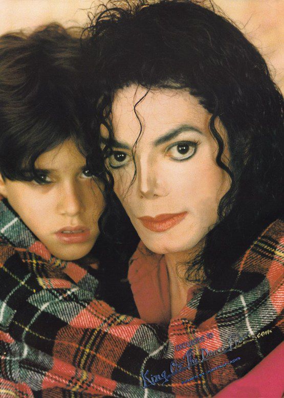 Michael Jackson et Eddie Cascio enveloppés dans une couverture ! (comportement inapproprié) 
