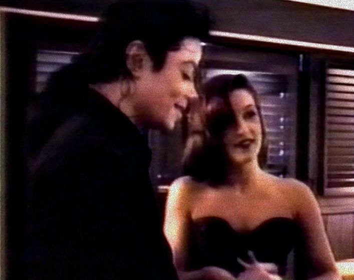 LE FAUX MARIAGE DE MICHAEL JACKSON AVEC LISA- MARIE PRESLEY - DESTINS DE  STARS : Michael Jackson derrière le masque - Clbrits - Lieux clèbres -  Personnages historiques. Actualit.