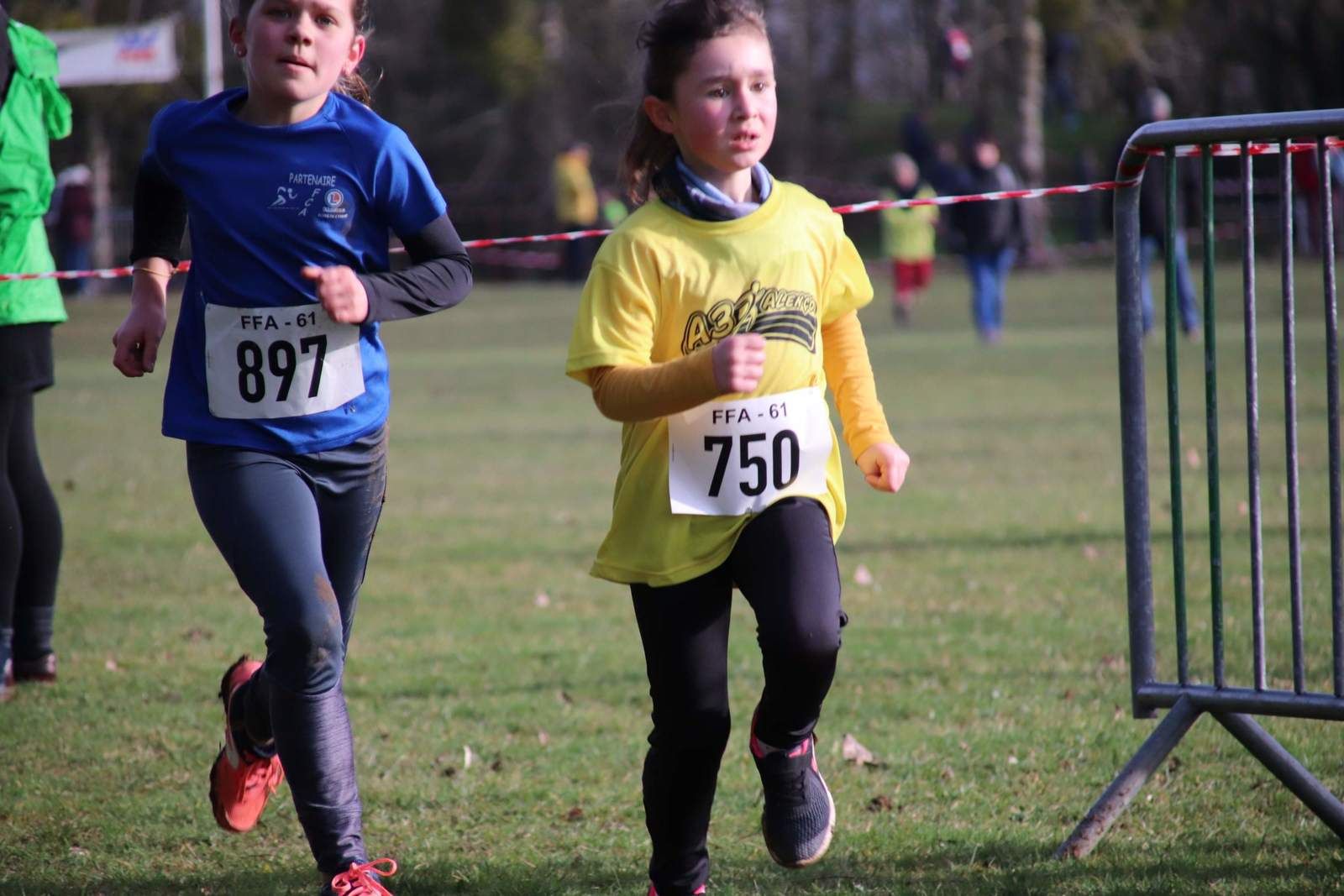 Les école d'athlé et les poussins - poussines ont courru 1280 m
