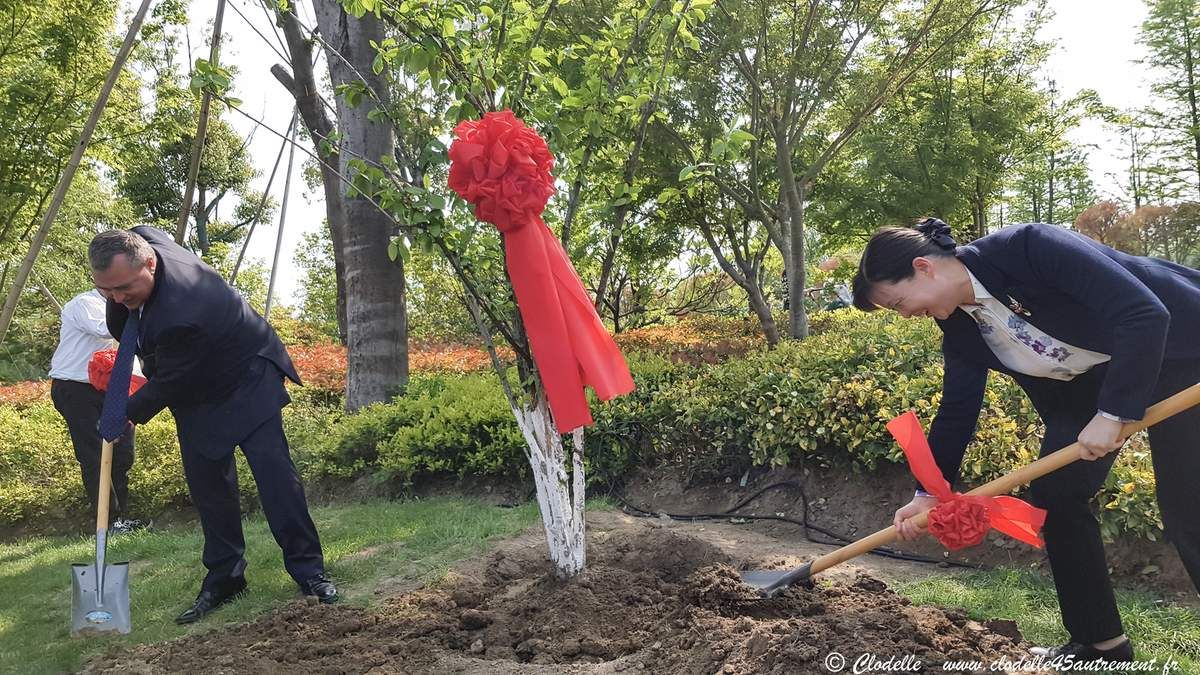 EN DIRECT DE YANGZHOU : serment de jumelage avec ORLEANS et installation de la statue de Jeanne d’Arc
