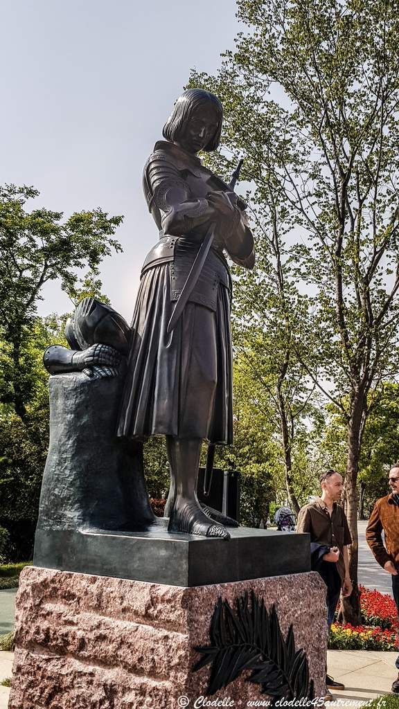 EN DIRECT DE YANGZHOU : serment de jumelage avec ORLEANS et installation de la statue de Jeanne d’Arc