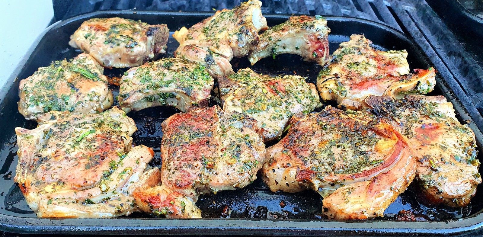 Côtelettes d'agneau marinées aux herbes - Les recettes de Virginie