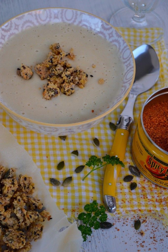 Velouté de céleri et crumble salé