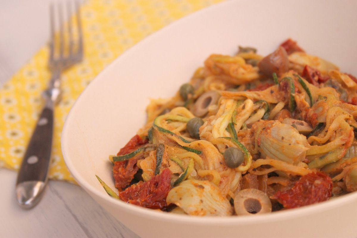Poêlée de spaghettis de courgettes aux tomates séchées, olives et câpres (au spiralizer) + 4 pistes pour adopter un mode vie sain