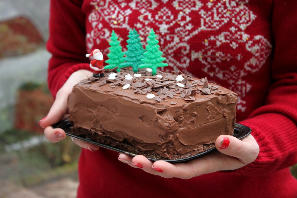Bûche facile au chocolat noir, ganache et croustillant praliné {vegan, option sans gluten}