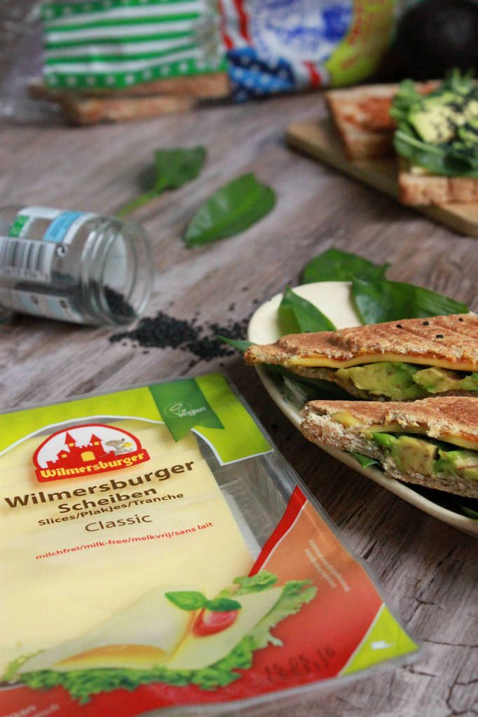 Sandwich grillé à l'ail des ours et au fromage vegan