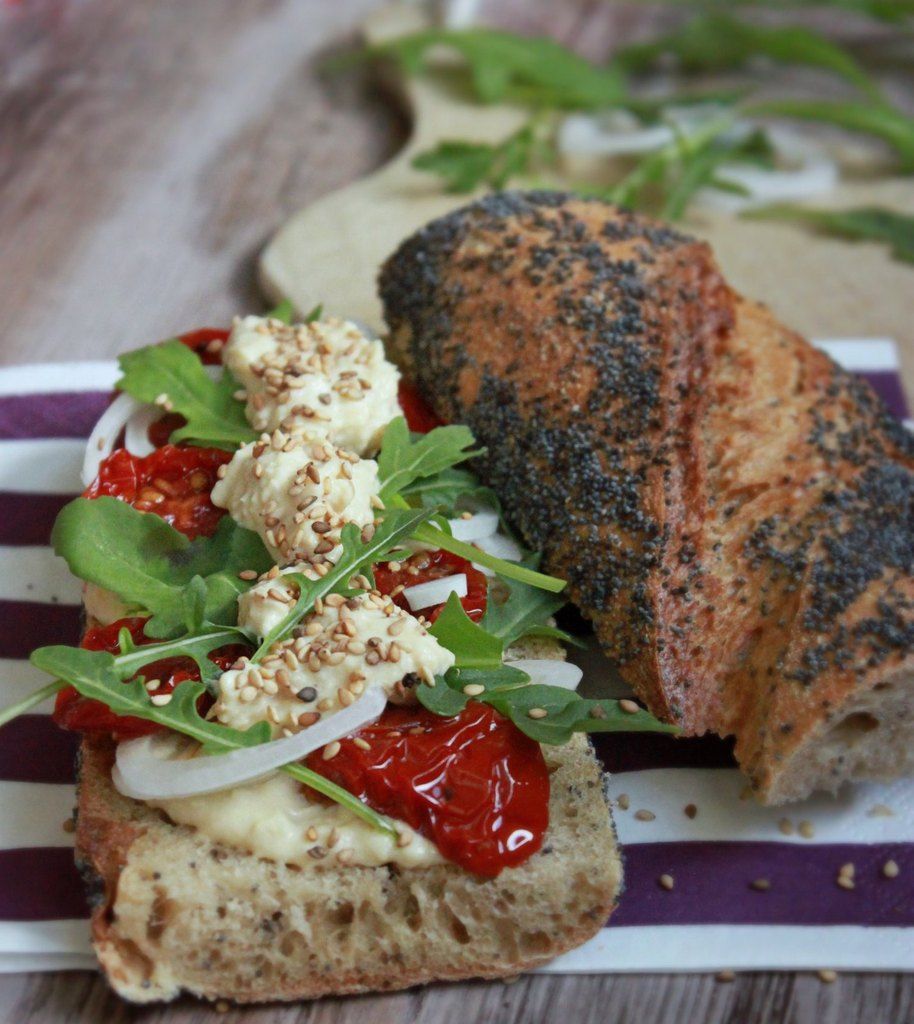 Sandwich-baguette au houmous, tomates séchées et roquette