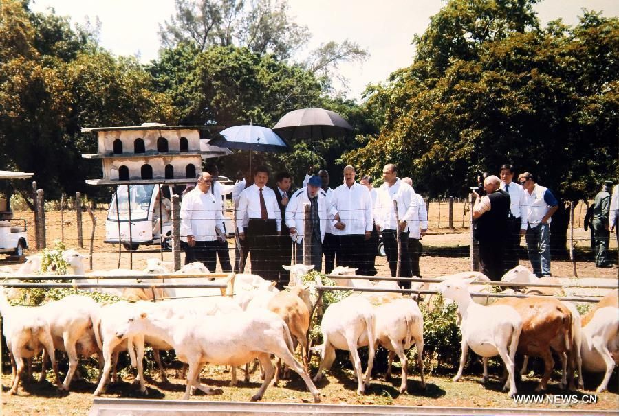 Le président chinois rend visite à Fidel Castro