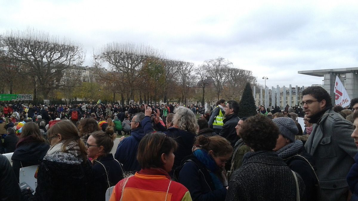 la chaîne humaine se met en place sur le champ de mars