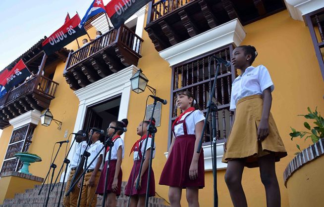 Offrandes de fleurs de Raúl Castro et Díaz-Canel aux martyrs du 30 novembre 