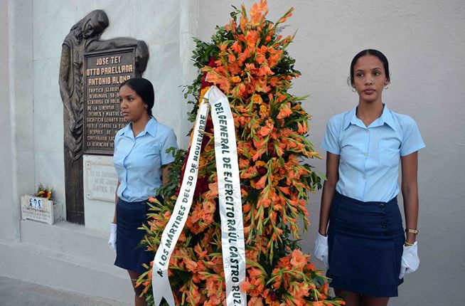 Offrandes de fleurs de Raúl Castro et Díaz-Canel aux martyrs du 30 novembre 