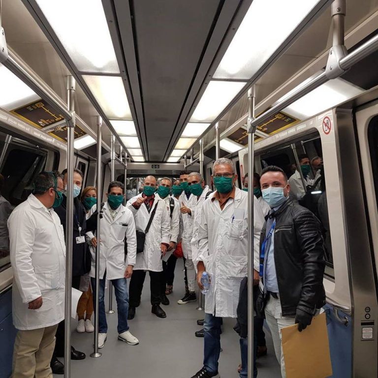 En route vers Andorre, la brigade médicale cubaine reçoit des acclamations à l'aéroport de Madrid 