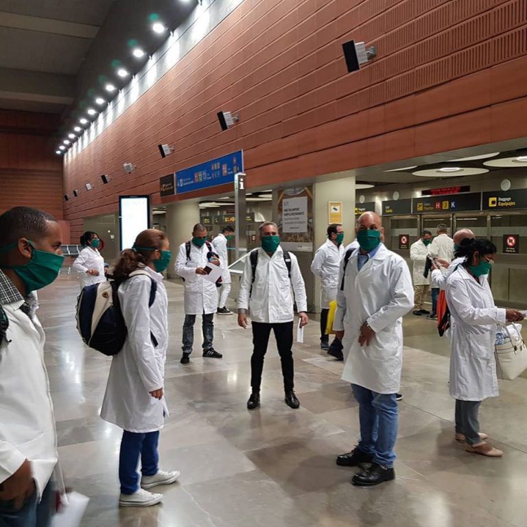 En route vers Andorre, la brigade médicale cubaine reçoit des acclamations à l'aéroport de Madrid 