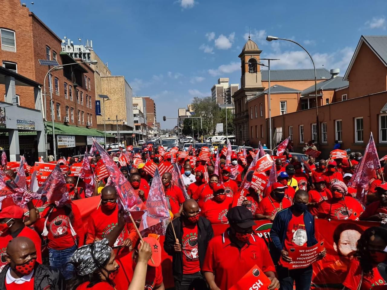 Afrique du Sud : Des milliers de travailleurs du NEHAWU sont descendus dans les rues d'Afrique du Sud lors de la journée nationale d'action