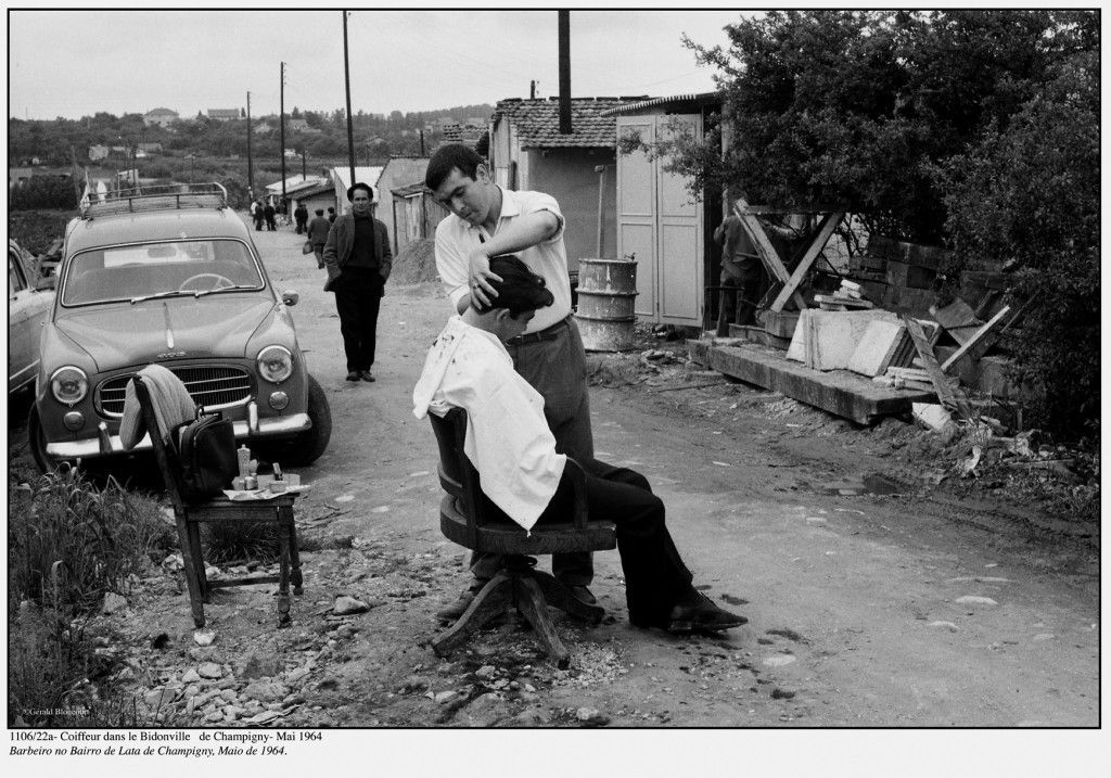  Immigrés portugais dans le bidonville de Champigny. 1964. Retour du travail à la tombée de la nuit. 2ième photo : coiffeur dans le bidonville de Champigny. Mai 1964 