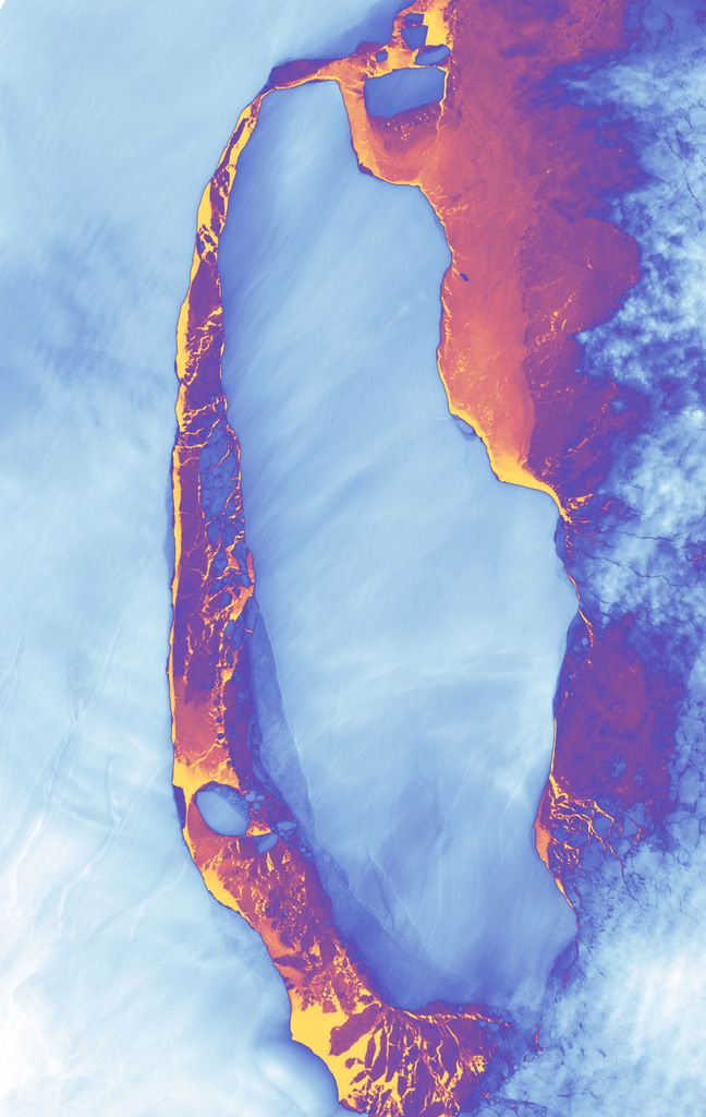 Eisberg A-68 am 16. September in einer Falschfarbenaufnahme, gut zu erkennen das wärmere Meerwasser umschließt den Giganten Quelle: NASA Earth Observatory