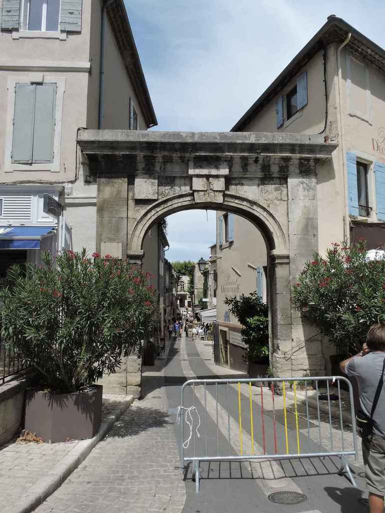 Saint Rémy de Provence, centre ville - l'estrangiè e li santoun